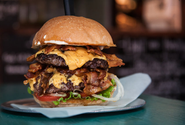 san-diego-s-7-best-under-the-radar-burgers (640×434)