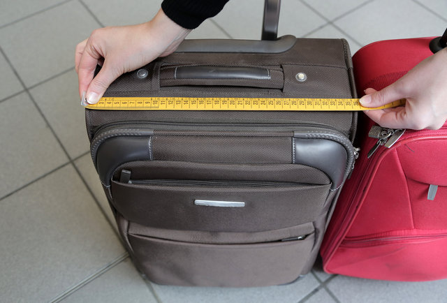 airlines overhead luggage size