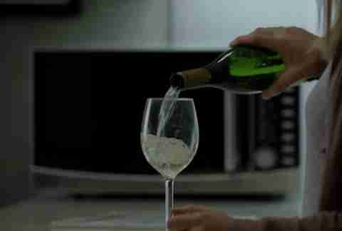 Carrie drinking on Homeland season 4, episode 3