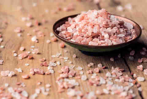 bowl of pink himalayan sea salt