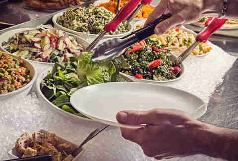 Person serving himself at Resto Végo