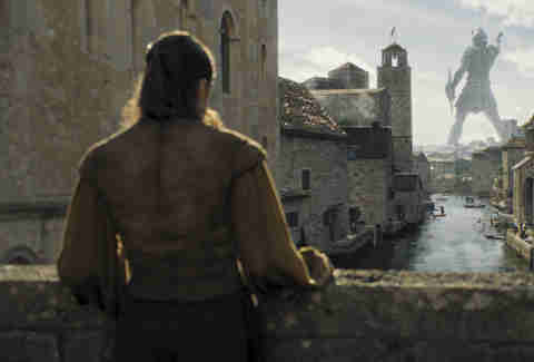 Arya Stark, Maisie Williams, looks at the statue in the port of Braavos