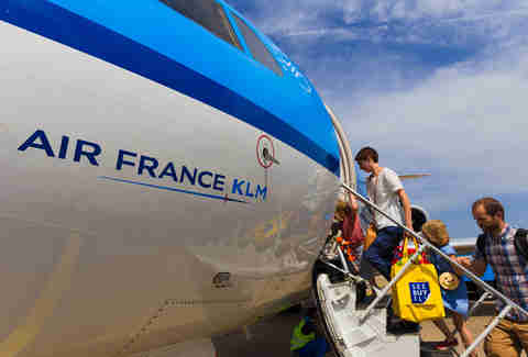 Boarding plane with children