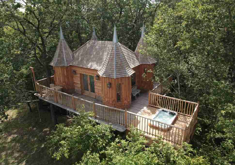 Châteaux Dans Les Arbres