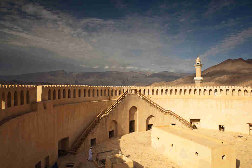 nizwa fort and mountains