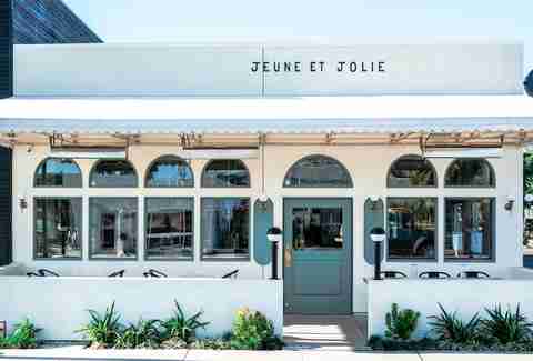 Jeune et Jolie