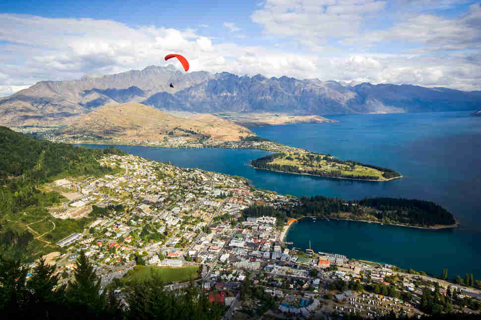 Paraglider in Queenstown