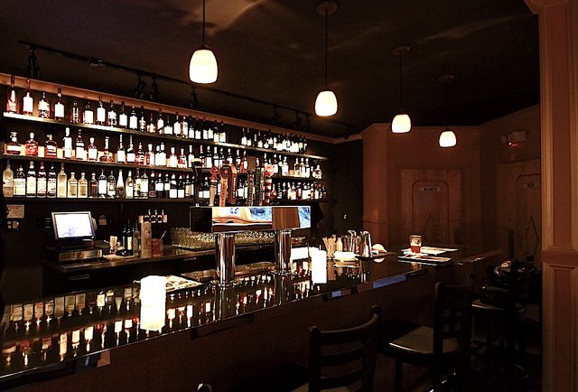 Rae's Lakeview Lounge