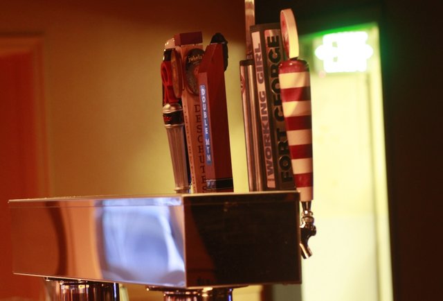 Rae's Lakeview Lounge