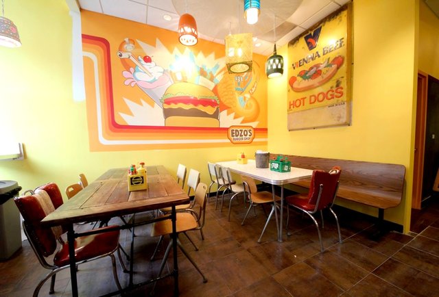 A big-time burger joint on Lincoln