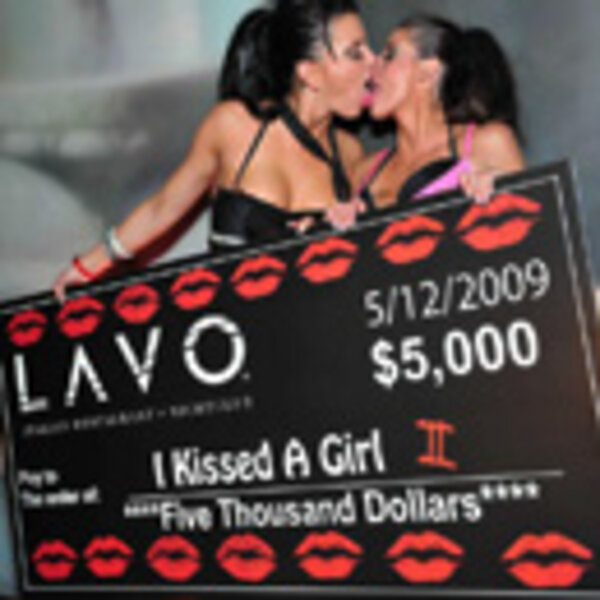 Girls Kissing Girls At Lavo Sex Dating Thrillist Las Vegas