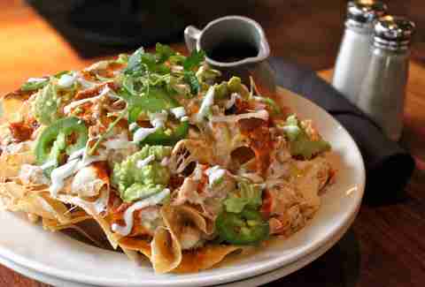 Hub 51 pulled chicken nachos