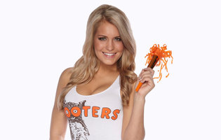 What 5 TV Moms Would Order at Hooters