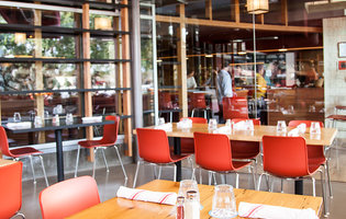 A Michelin-starred-chef spot for crab cakes and cocktails
