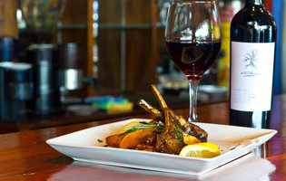 Vino and spicy steamed mussels from the heel of Italy