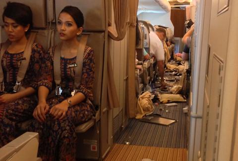 singapore airlines meal turbulence