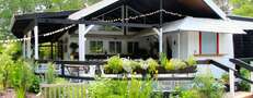 There's an unpretentious dinner party going on in East Quogue, and everyone's invited
