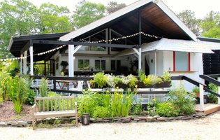 There's an unpretentious dinner party going on in East Quogue, and everyone's invited