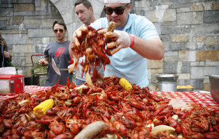 The Weekend Playbook: A glorious crawfish boil and a tribute stout for a fallen police officer
