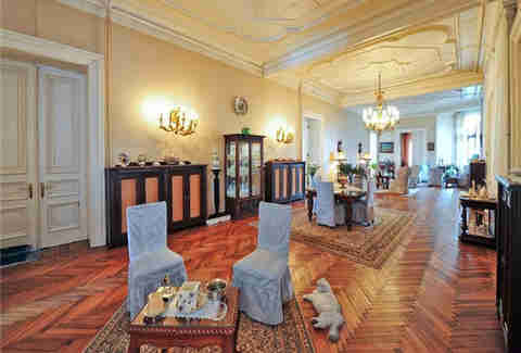 Mansion, House Cat, Crown Molding