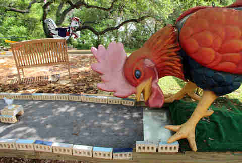 Art on the Green mini golf hole
