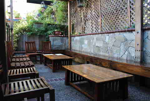 Outdoor seating at The Tipsy Pig