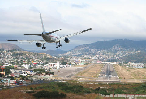 plane landing at tegucigalpa