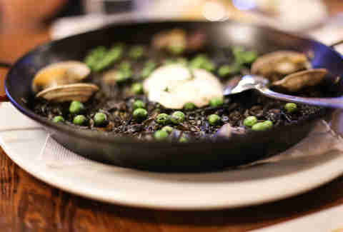 Arros Negre black paella
