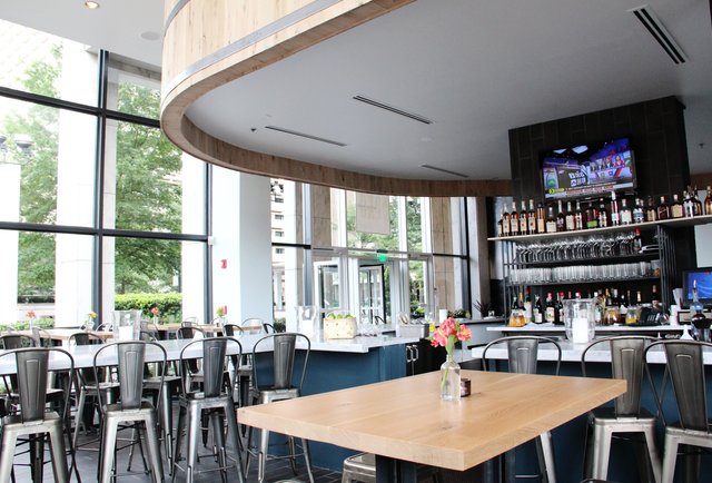 White Oak Kitchen & Cocktails