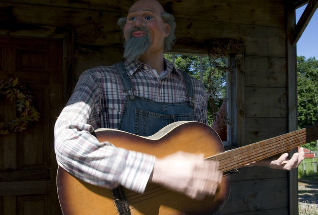 Animatronic Hillbilly Musician