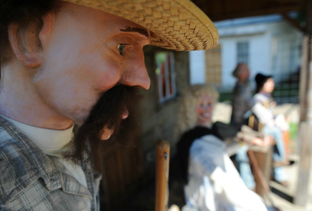 Animatronic Hillbilly Musician