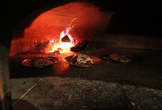L'asso EV works up better pizza bagels than your mom at a sleepover