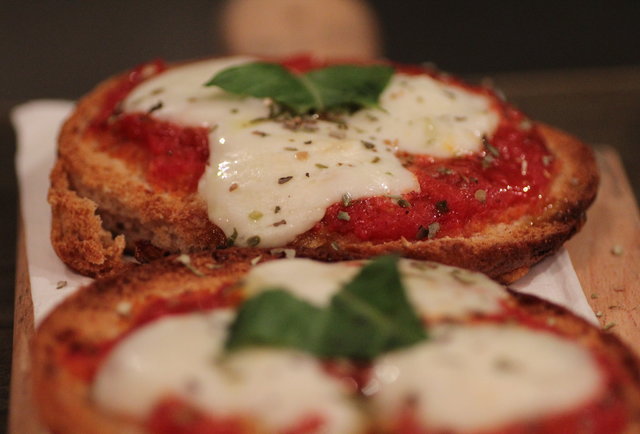 L'asso EV works up better pizza bagels than your mom at a sleepover