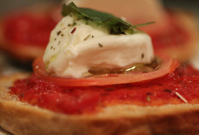 L'asso EV works up better pizza bagels than your mom at a sleepover
