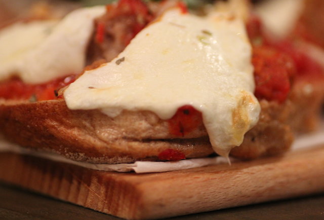 L'asso EV works up better pizza bagels than your mom at a sleepover