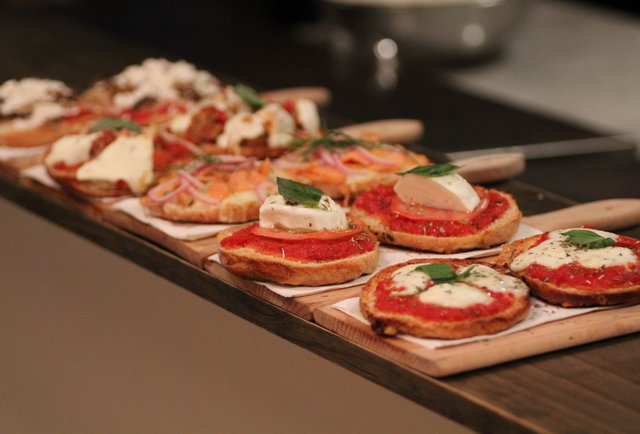 L'asso EV works up better pizza bagels than your mom at a sleepover