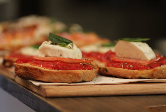 L'asso EV works up better pizza bagels than your mom at a sleepover