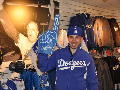 Dodgers tip hat to Los Angeles fans after marathon win