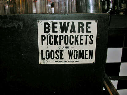 pickpocket warning sign