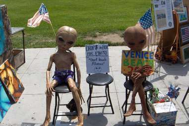 aliens hanging out in Venice Beach