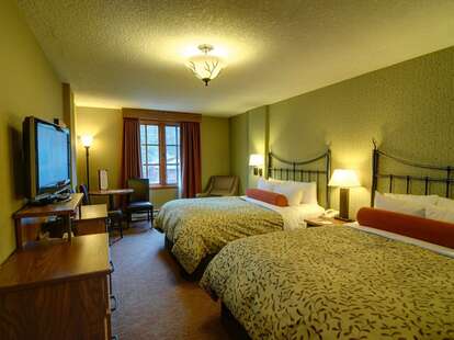 Banff Caribou Lodge hotel room