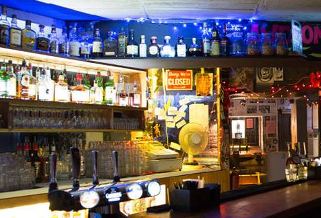 The 8 Best Dive Bars in London - Neighborhood Guide to Dive Bars