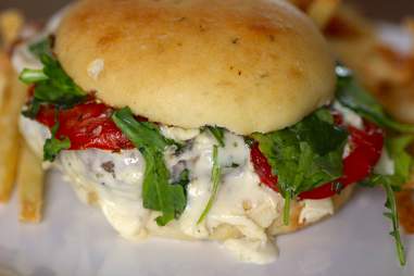 Olive Garden Italiano Burger Taste Test Thrillist