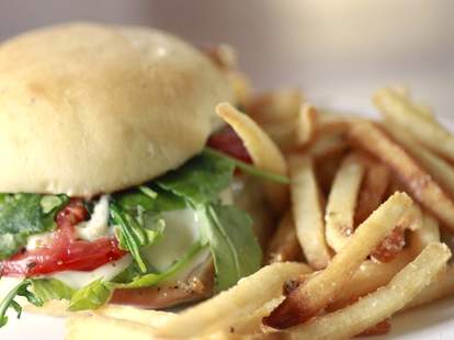 Olive Garden Italiano Burger Taste Test Thrillist