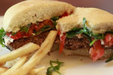 Olive Garden Italiano Burger Taste Test Thrillist