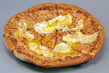 eggs over easy pizza