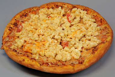 macaroni and cheese pizza