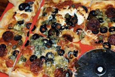 olive pizza