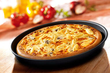 Pizza Hut mac n cheese pizza