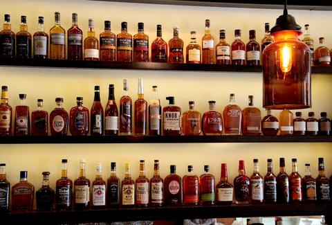 The 10 Best Whiskey Bars in NYC | Whiskey bar, Best whiskey, Whisky bar